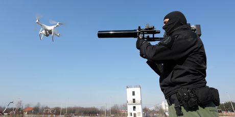 Uklanjanje drona posebnom puškom (Foto: Pixell)