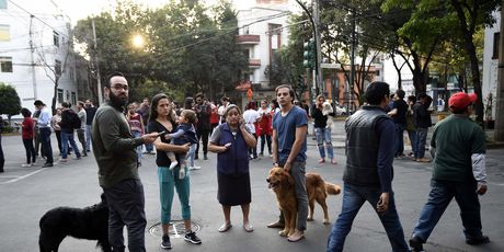 Ljudi izašli na ulice nakon što je Meksiko pogodio snažan potres (Foto: AFP) - 2