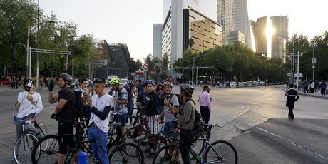 Ljudi izašli na ulice nakon što je Meksiko pogodio snažan potres (Foto: AFP) - 3