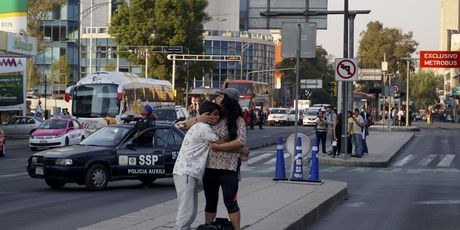 Ljudi izašli na ulice nakon što je Meksiko pogodio snažan potres (Foto: AFP) - 4