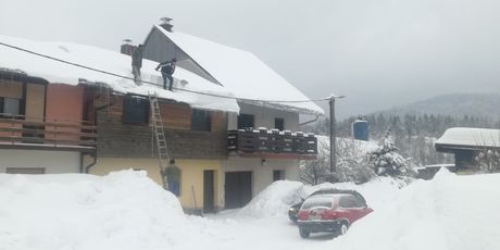 Gorani lopatama skidaju snijeg s krovova (Foto: Dnevnik.hr)