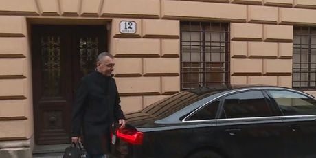 Ivica Mudrinić izlazi iz zgrade Vlade (Foto: Dnevnik.hr)