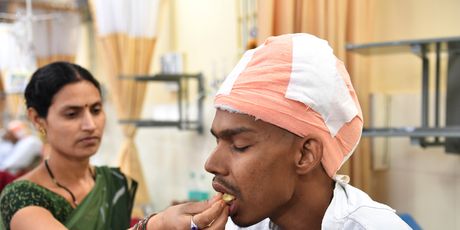 Indijac operirao gotovo dva kilograma težak tumor na mozgu (Foto: AFP) - 1