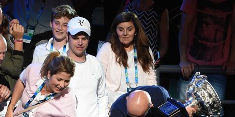 Ivan Ljubičić i Roger Federer se rukuju (Foto: AFP)