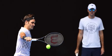 Ljubičić gleda Federera na treningu (Foto: AFP)