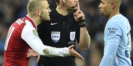 Craig Pawson, Jack Wilshere i Gabriel Jesus (Foto: AFP)