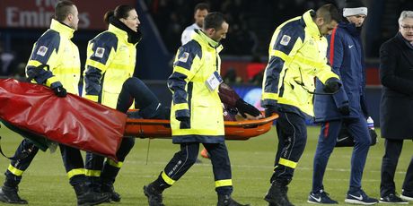 Neymar na nosilima (Foto: AFP)