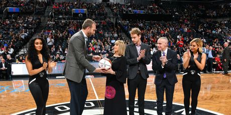 Biserka Petrović prima nagradu na utakmici Netsa (Foto: AFP)