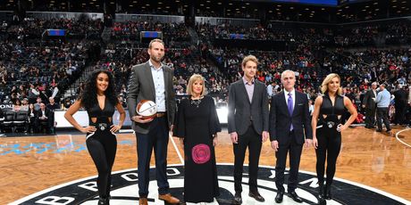 Biserka Petrović prima nagradu na utakmici Netsa (Foto: AFP)