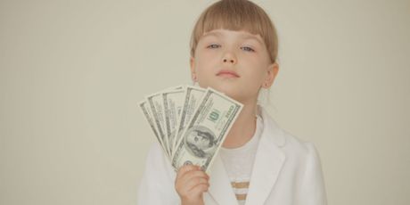 Djevojčica s novcem (Printscreen Informer)