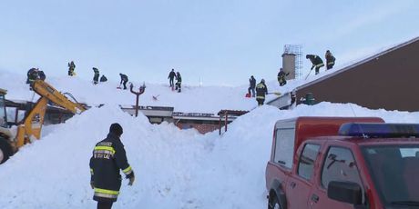 Vatrogasci pokušavaju spasiti krov doma zdravlja u Ravnoj Gori (Foto: Dnevnik.hr) - 1