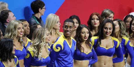 Cheerleadersice LA Ramsa s muškim članovima (Foto: AFP)