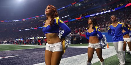 Cheerleadersice LA Ramsa s muškim članovima (Foto: AFP)