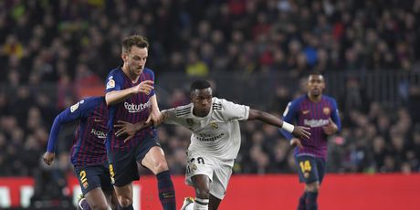 Ivan Rakitić i Vinicius Junior (Foto: AFP)