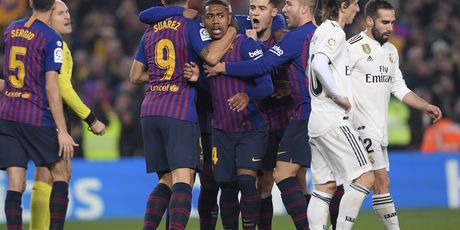 Malcom slavi pogodak protiv Reala s igračima Barcelone (Foto: AFP)