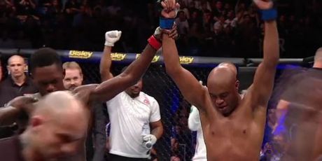 Adesanya podiže ruku Silve