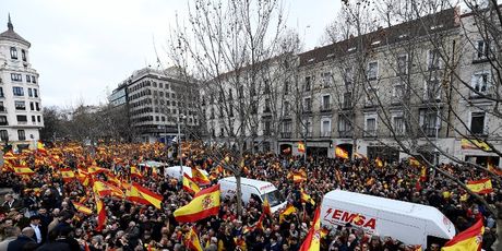 Tisuće na prosvjedu u Madridu protiv Sanchezove politike prema Kataloniji (Foto: AFP)