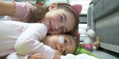 Curica sa spinalnom mišićnom atrofijom Tea Matijević i njena sestra (Foto: Dnevnik.hr)