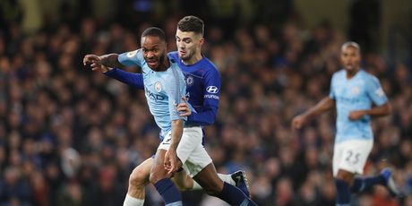 Kovačić i Sterling u borbi za loptu (Foto: AFP)