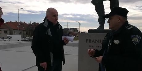 Zorana Ercega pred spomenikom Franji Tuđmanu legitimirala policija (Foto: Dnevnik.hr)