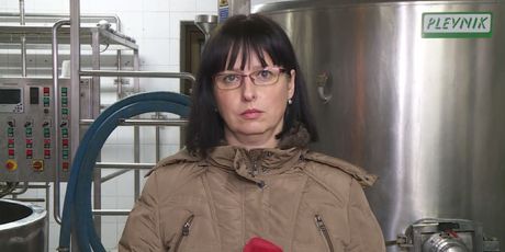 Marina Bešić Đukarić razgovara o problemimam mljekarstva s Jozom Šutalom iz Male mljekare Valpovo (Foto: Dnevnik.hr)