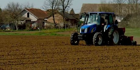 Traktor na polju (Foto: Dnevnik.hr) - 2