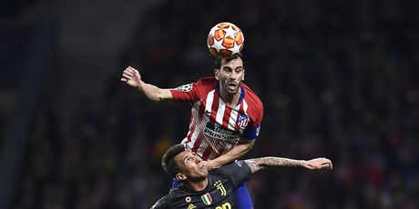 Mario Mandžukić i Diego Godin (Foto: AFP)