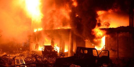 Vatrogasci su se čitavu noć borili s buktinjom (Foto: AFP) - 3