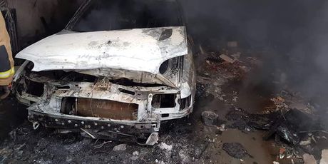 Auto je izgorio (Foto: Damir Nemec)