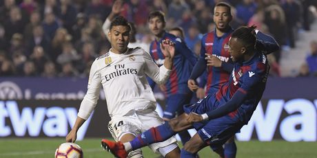 Casemiro i Souleymane Doukara (Foto: AFP)