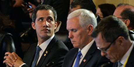 Samoproglašeni venezuelanski predsjednik Juan Guaido i potpredsjednik SAD-a Mike Pence (Foto: AFP)