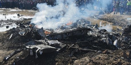 Ostaci indijskog borbenog aviona nakon što je srušen u Kašmiru (Foto: AFP) - 2