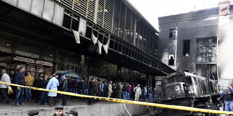 Lokomotiva je eksplodirala nakon što je udairo u betonski odbojnik (Foto: AFP) - 1