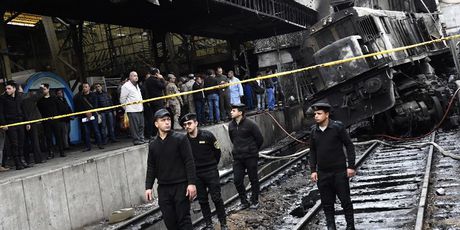 Lokomotiva je eksplodirala nakon što je udairo u betonski odbojnik (Foto: AFP) - 4