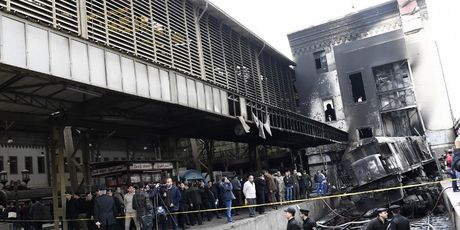 Lokomotiva je eksplodirala nakon što je udairo u betonski odbojnik (Foto: AFP) - 5