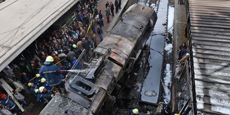 Željeznička postaja u Egiptu nakon sudara vlaka i betonske barijere (Foto: AFP) - 1