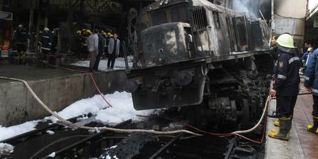 Željeznička postaja u Egiptu nakon sudara vlaka i betonske barijere (Foto: AFP) - 2