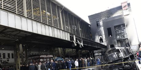 Željeznička postaja u Egiptu nakon sudara vlaka i betonske barijere (Foto: AFP) - 3