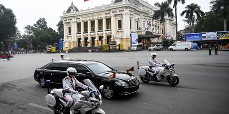 Službena vozila čelnika Sj. Koreje i SAD-a napustila su hotele u Hanoiju (Foto.: AFP) - 1