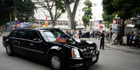 Službena vozila čelnika Sj. Koreje i SAD-a napustila su hotele u Hanoiju (Foto.: AFP) - 3