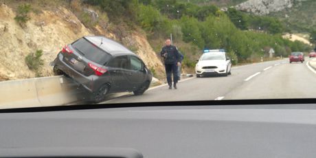 Auto se zbog bure prevrnuo kraj Makarske