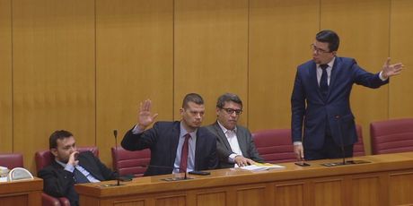 Saborski zastupnici SDP-a tijekom rasprave o pobočaju - 2