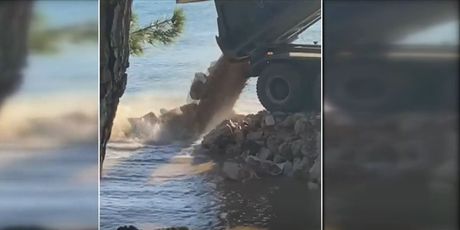 Kamion izbacuje kamenje u more u Makarskoj