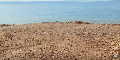 Plaža zasuta kamenjem u Makarskoj - 1