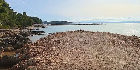 Plaža zasuta kamenjem u Makarskoj - 2