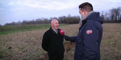 Stjepan Ivoš i Domagoj Mikić u polju s pukotinama u zemlji