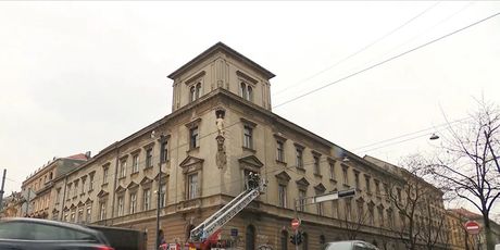 Vatrogasci saniraju zgradu u Zagrebu - 1
