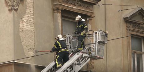 Vatrogasci saniraju zgradu u Zagrebu - 2