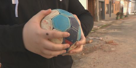 Dječak drži rukometnu loptu, ilustracija
