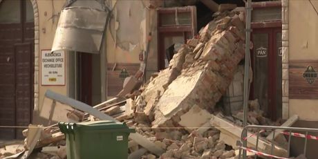 Urušen dio zgrade nakon novog potresa u Petrinji
